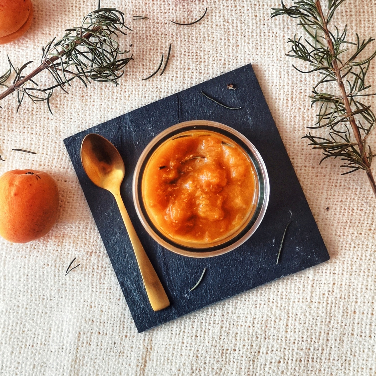 Recette compote d'abricots au romarin • Équi'libre
